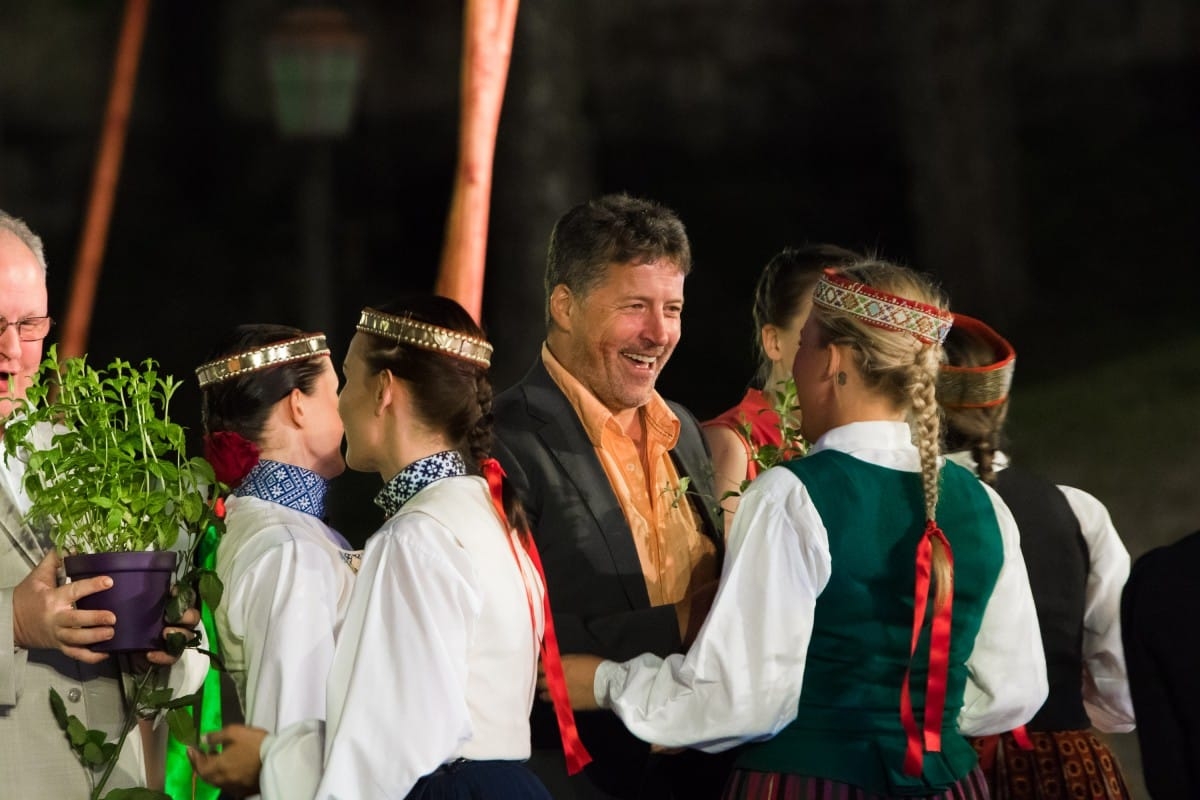 Deju uzvedums "Gredzenus mijot"