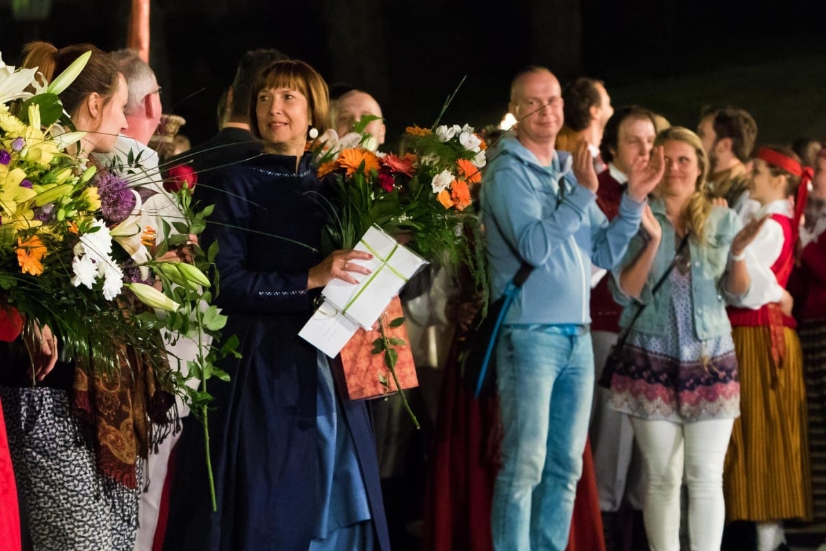 Deju uzvedums "Gredzenus mijot"