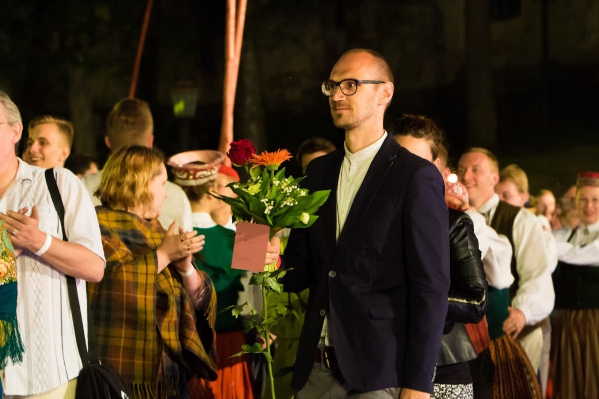 Deju uzvedums "Gredzenus mijot"