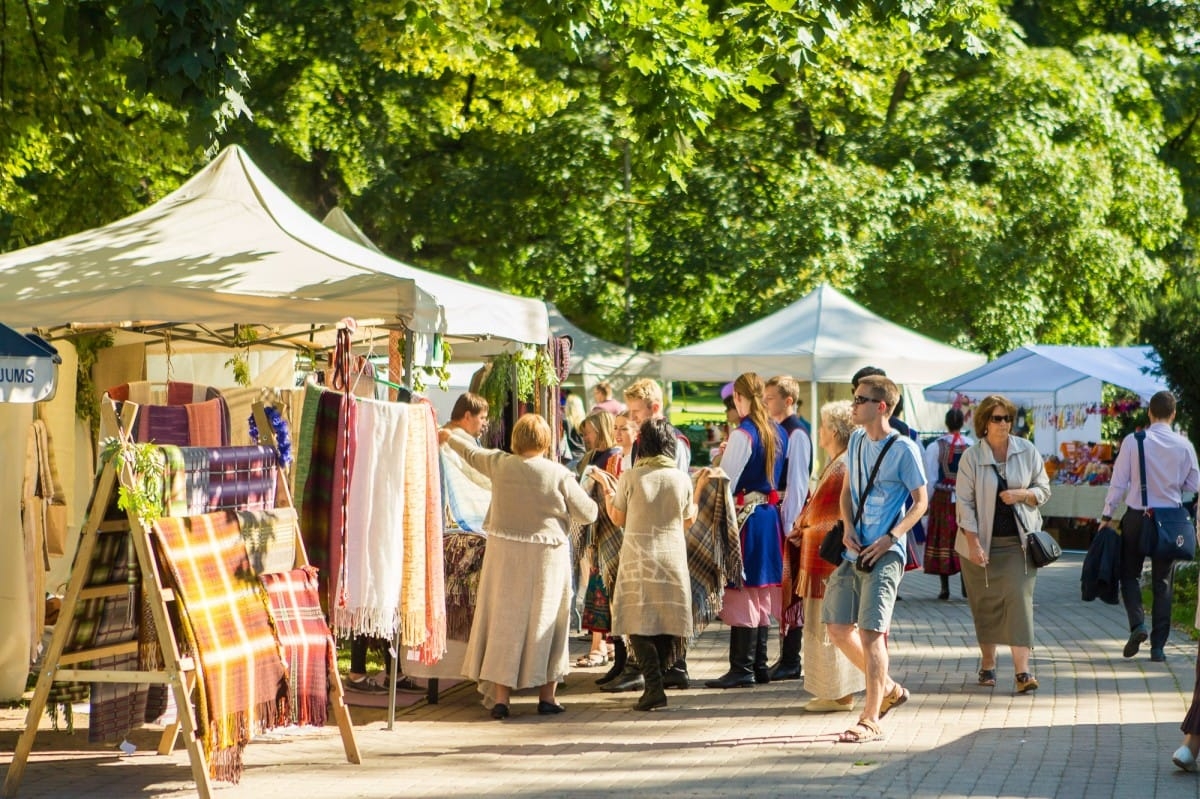 VIII Starptautiskā tautas deju festivāla "Sudmaliņas" koncerti un latvisko labumu tirgus Vērmanes dārzā Rīgā