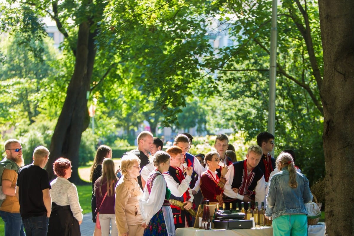VIII Starptautiskā tautas deju festivāla "Sudmaliņas" koncerti un latvisko labumu tirgus Vērmanes dārzā Rīgā