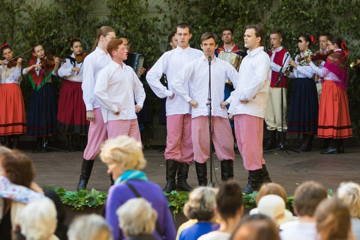 VIII Starptautiskā tautas deju festivāla "Sudmaliņas" koncerti un latvisko labumu tirgus Vērmanes dārzā Rīgā