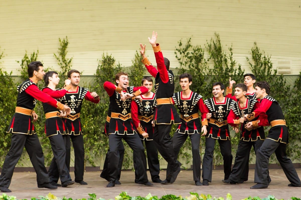 VIII Starptautiskā tautas deju festivāla "Sudmaliņas" koncerti un latvisko labumu tirgus Vērmanes dārzā Rīgā