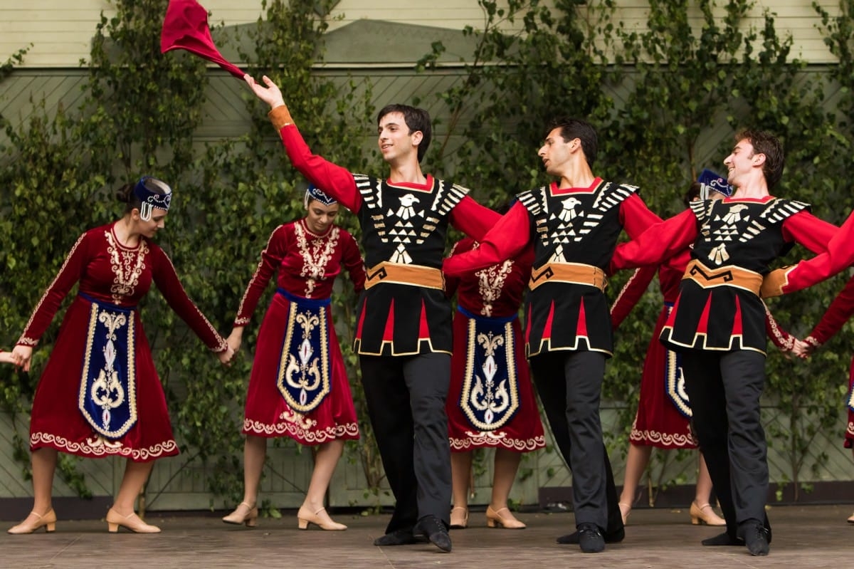 VIII Starptautiskā tautas deju festivāla "Sudmaliņas" koncerti un latvisko labumu tirgus Vērmanes dārzā Rīgā