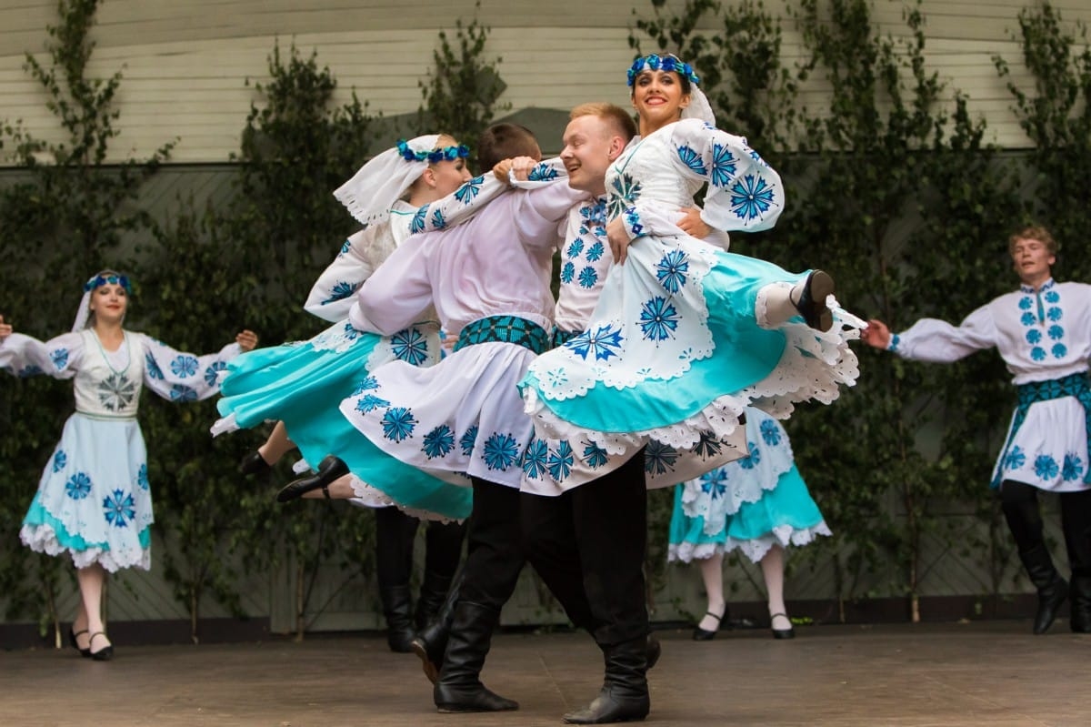 VIII Starptautiskā tautas deju festivāla "Sudmaliņas" koncerti un latvisko labumu tirgus Vērmanes dārzā Rīgā