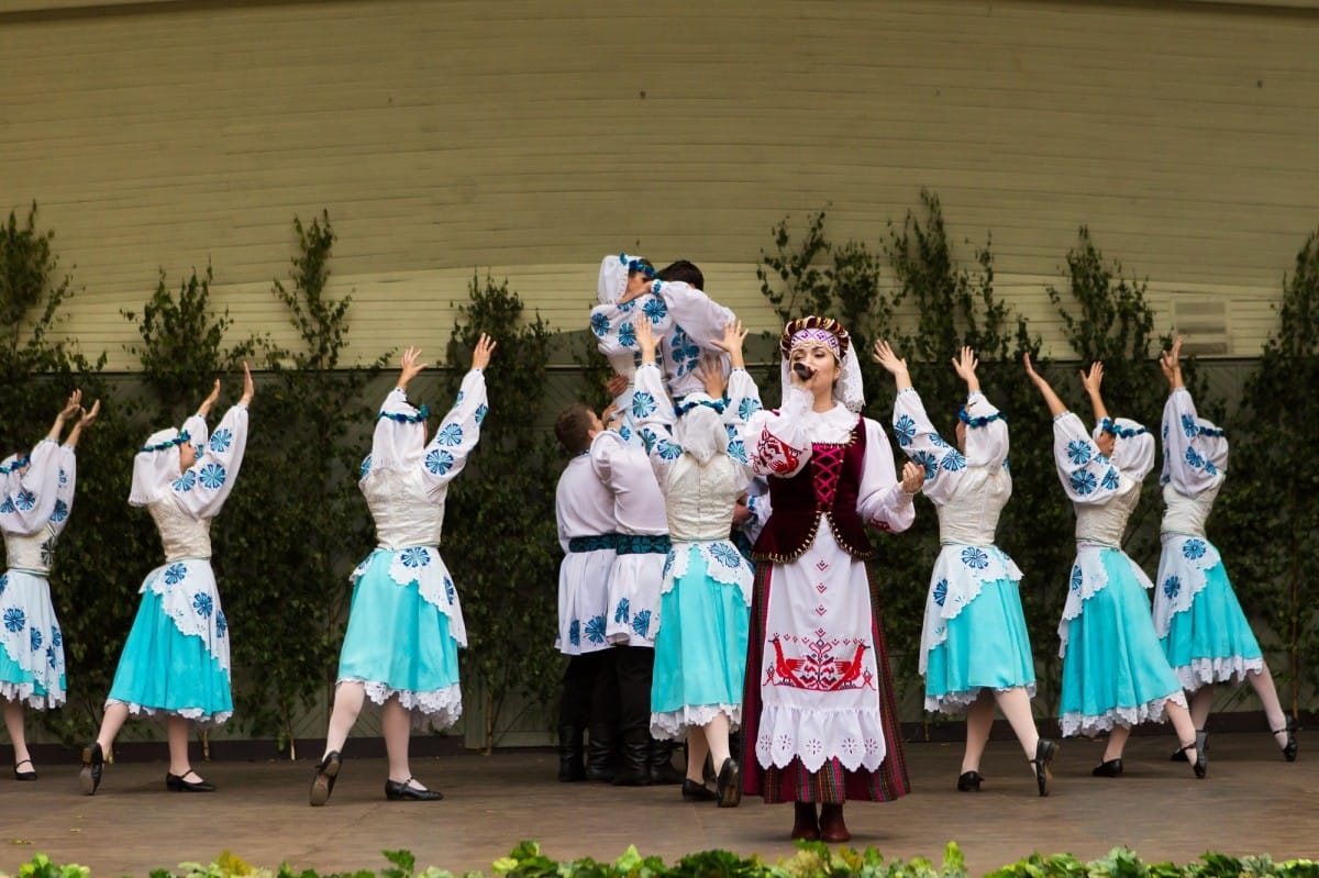 VIII Starptautiskā tautas deju festivāla "Sudmaliņas" koncerti un latvisko labumu tirgus Vērmanes dārzā Rīgā