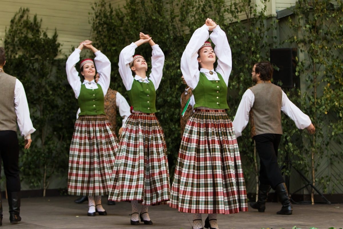 VIII Starptautiskā tautas deju festivāla "Sudmaliņas" koncerti un latvisko labumu tirgus Vērmanes dārzā Rīgā