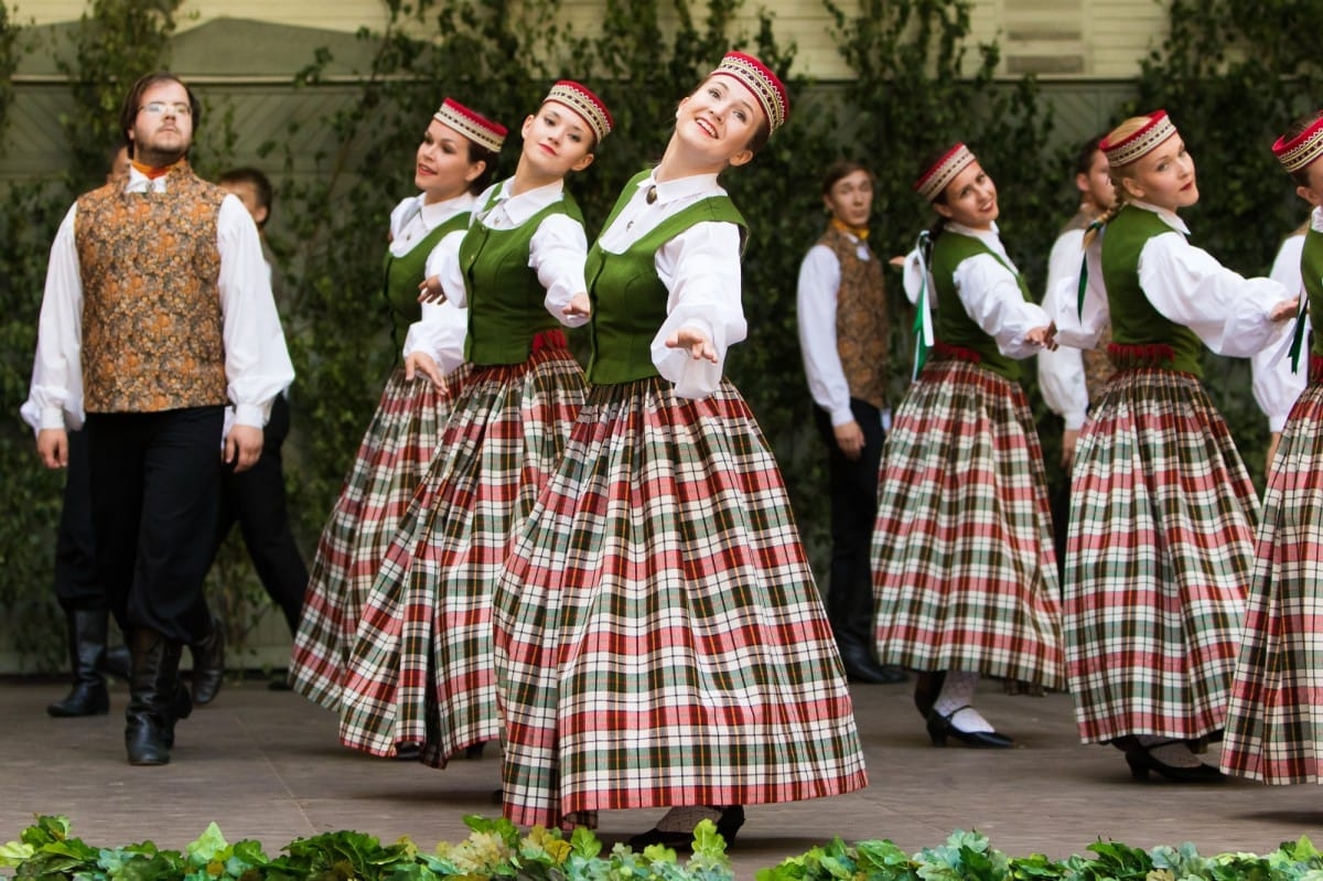 VIII Starptautiskā tautas deju festivāla "Sudmaliņas" koncerti un latvisko labumu tirgus Vērmanes dārzā Rīgā