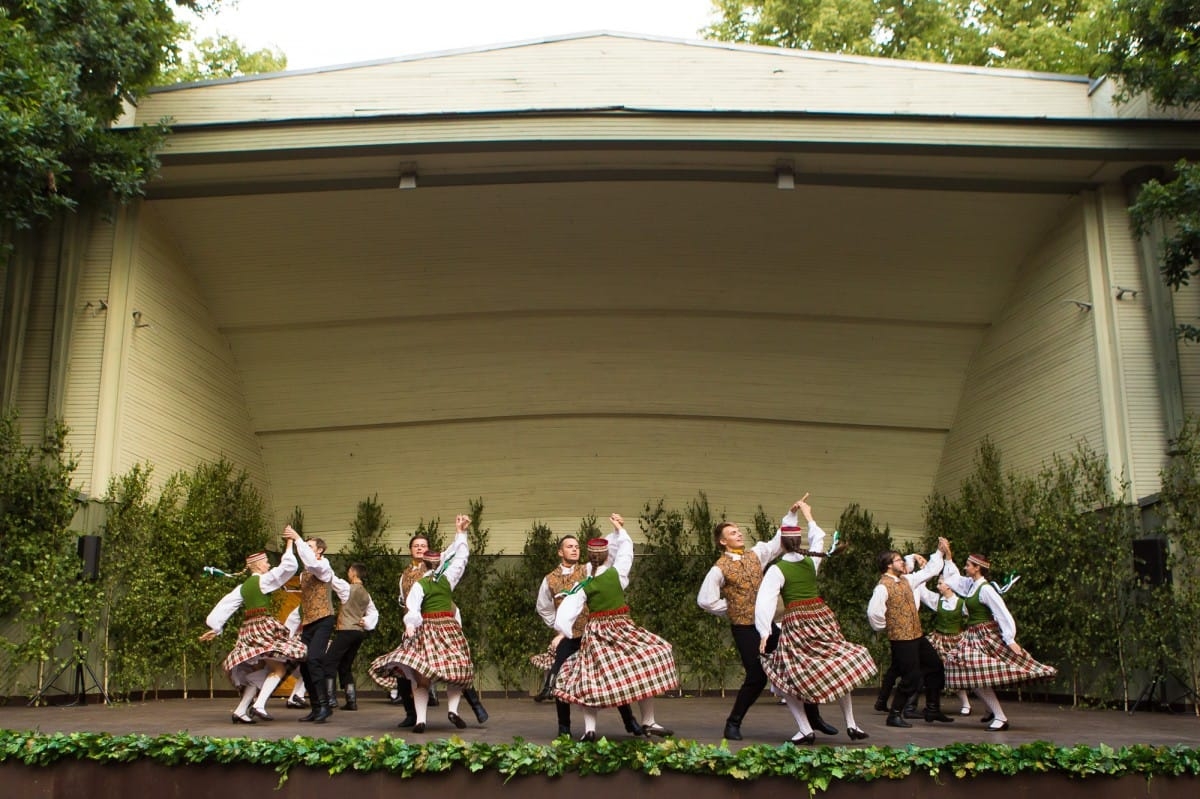 VIII Starptautiskā tautas deju festivāla "Sudmaliņas" koncerti un latvisko labumu tirgus Vērmanes dārzā Rīgā