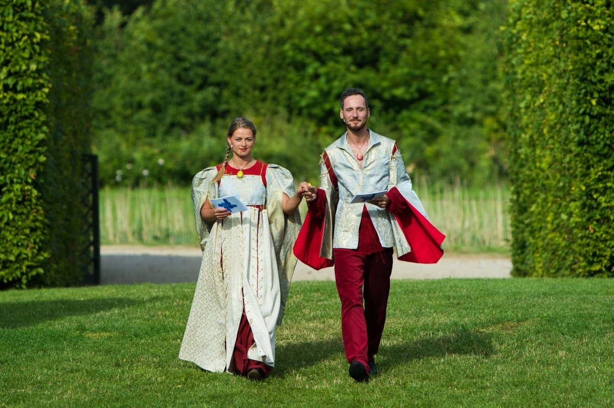 VIII Starptautiskā tautas deju festivāla "Sudmaliņas" koncerts "Deju soļi pasauli iegriež" Rundāles pils parkā