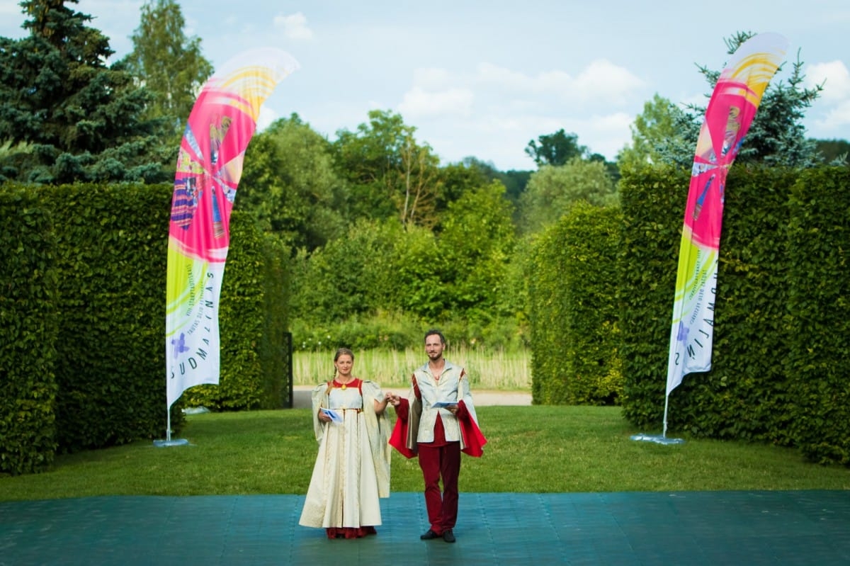 VIII Starptautiskā tautas deju festivāla "Sudmaliņas" koncerts "Deju soļi pasauli iegriež" Rundāles pils parkā