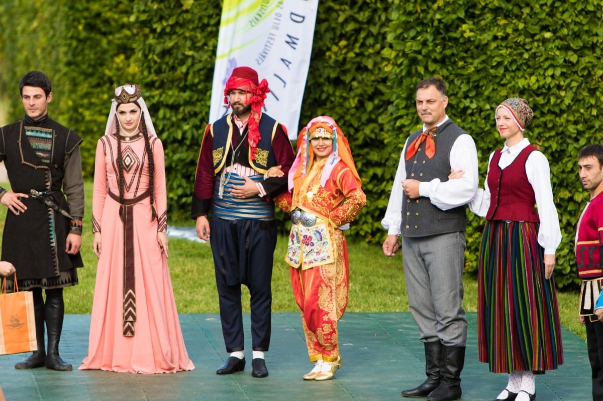 VIII Starptautiskā tautas deju festivāla "Sudmaliņas" koncerts "Deju soļi pasauli iegriež" Rundāles pils parkā