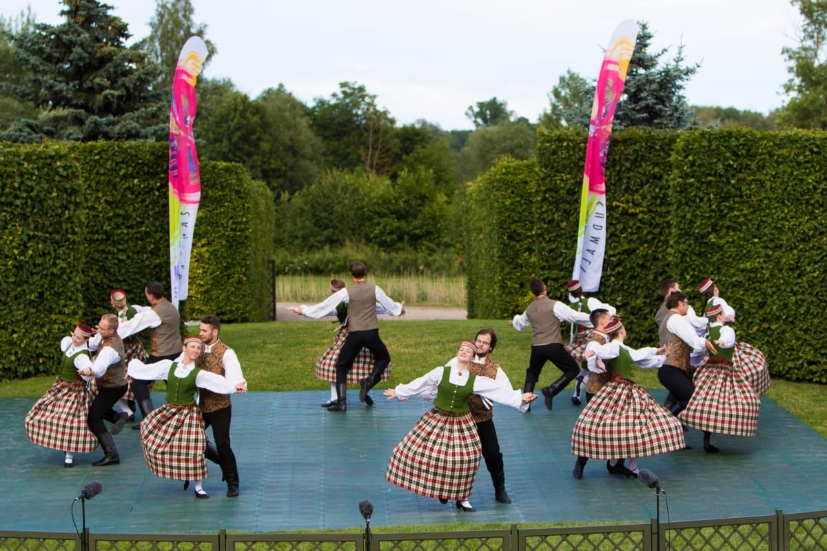 VIII Starptautiskā tautas deju festivāla "Sudmaliņas" koncerts "Deju soļi pasauli iegriež" Rundāles pils parkā
