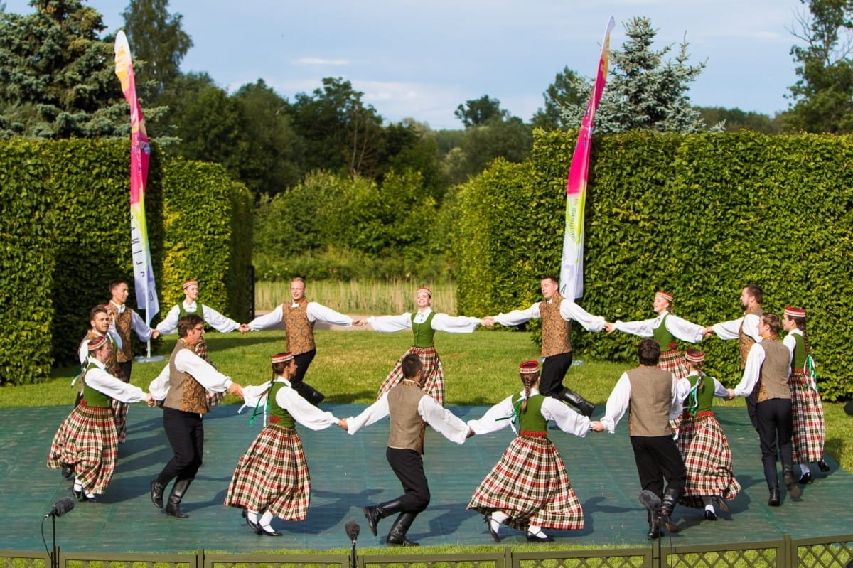 VIII Starptautiskā tautas deju festivāla "Sudmaliņas" koncerts "Deju soļi pasauli iegriež" Rundāles pils parkā