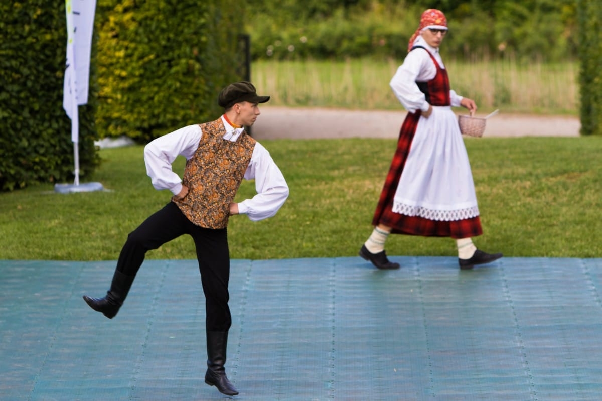 VIII Starptautiskā tautas deju festivāla "Sudmaliņas" koncerts "Deju soļi pasauli iegriež" Rundāles pils parkā