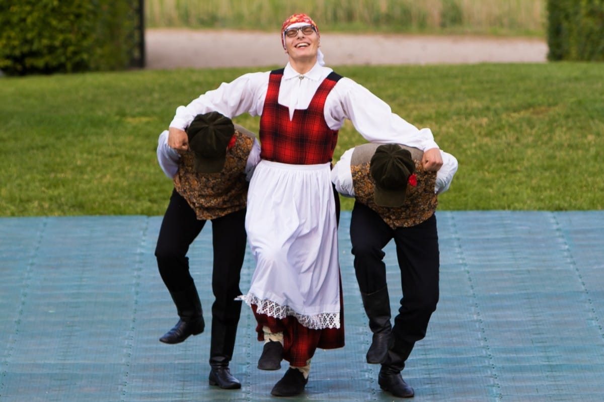 VIII Starptautiskā tautas deju festivāla "Sudmaliņas" koncerts "Deju soļi pasauli iegriež" Rundāles pils parkā