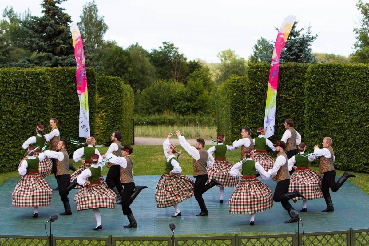 VIII Starptautiskā tautas deju festivāla "Sudmaliņas" koncerts "Deju soļi pasauli iegriež" Rundāles pils parkā