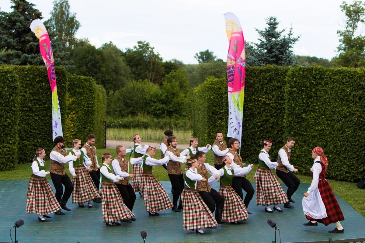VIII Starptautiskā tautas deju festivāla "Sudmaliņas" koncerts "Deju soļi pasauli iegriež" Rundāles pils parkā