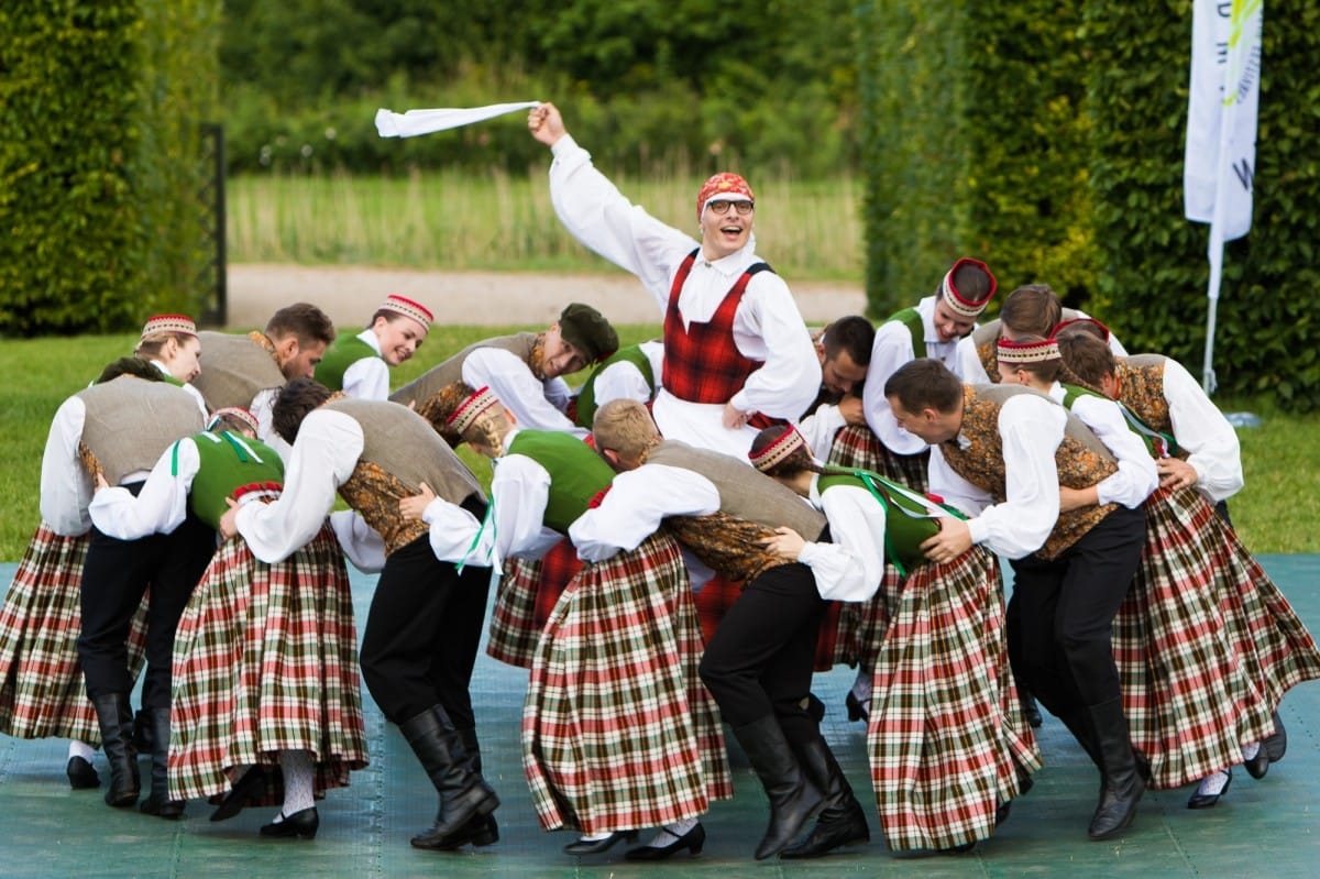 VIII Starptautiskā tautas deju festivāla "Sudmaliņas" koncerts "Deju soļi pasauli iegriež" Rundāles pils parkā