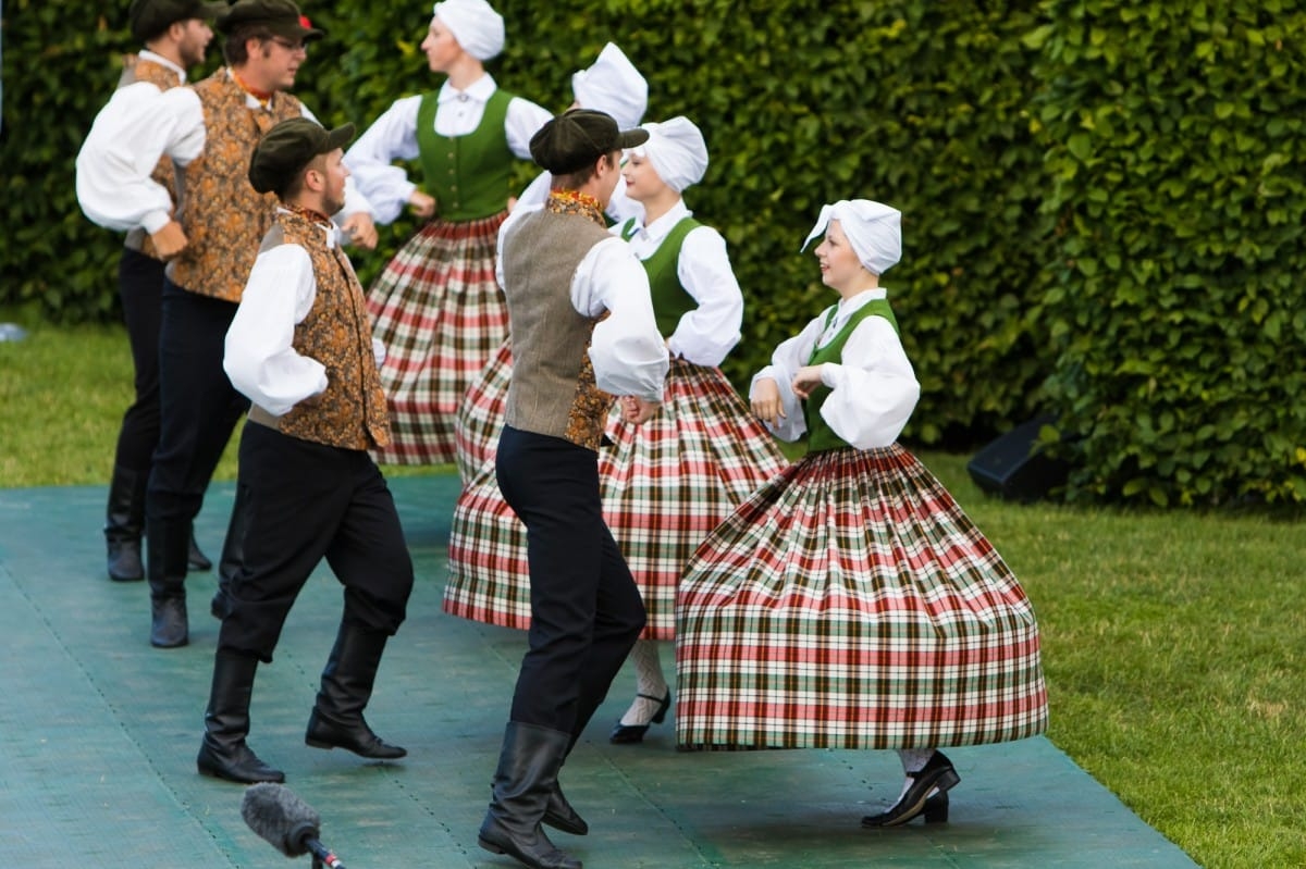 VIII Starptautiskā tautas deju festivāla "Sudmaliņas" koncerts "Deju soļi pasauli iegriež" Rundāles pils parkā