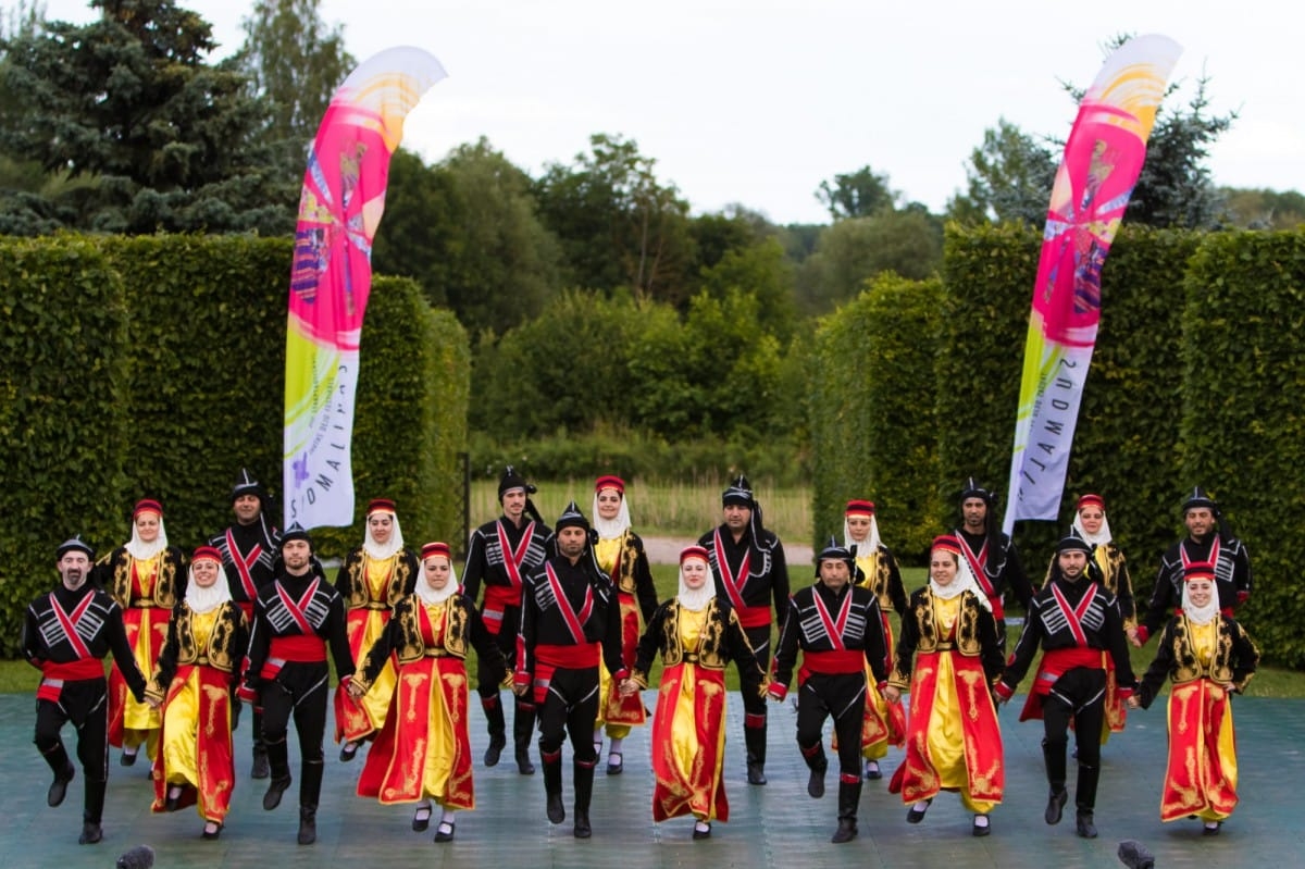 VIII Starptautiskā tautas deju festivāla "Sudmaliņas" koncerts "Deju soļi pasauli iegriež" Rundāles pils parkā