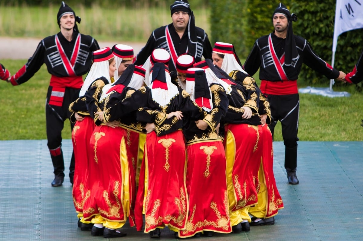 VIII Starptautiskā tautas deju festivāla "Sudmaliņas" koncerts "Deju soļi pasauli iegriež" Rundāles pils parkā
