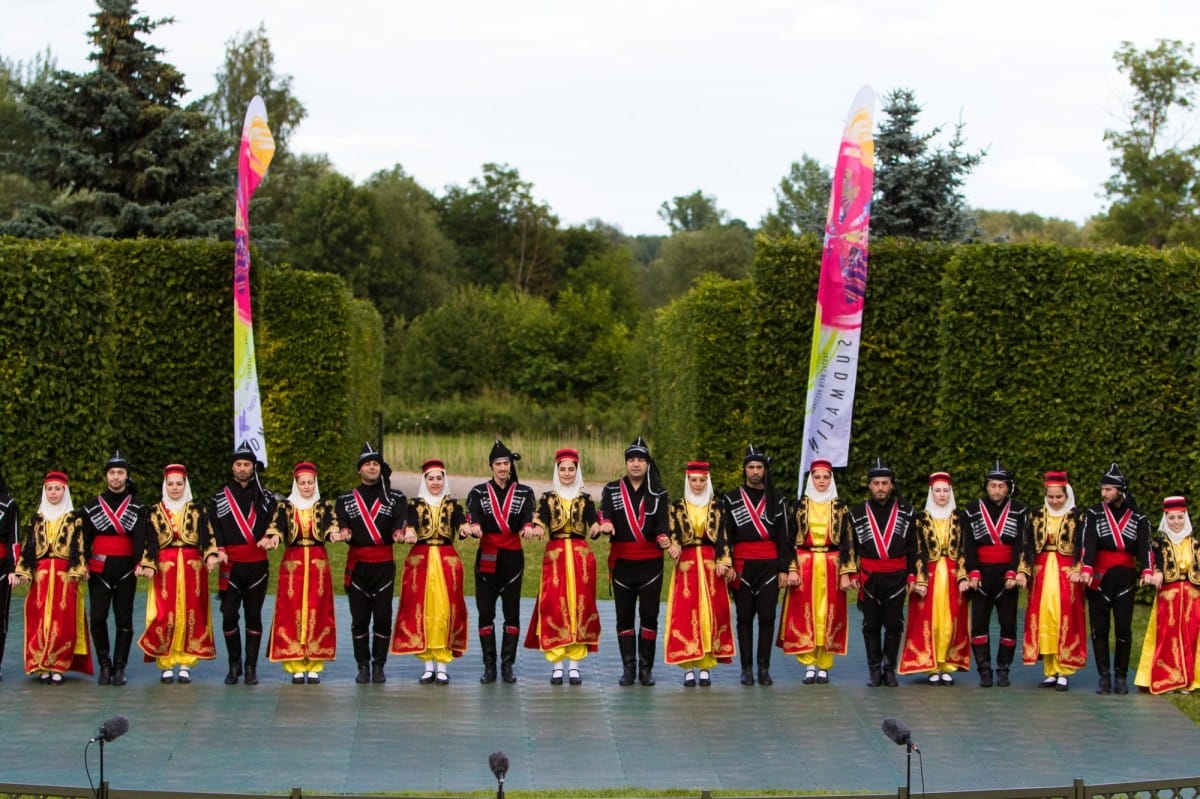 VIII Starptautiskā tautas deju festivāla "Sudmaliņas" koncerts "Deju soļi pasauli iegriež" Rundāles pils parkā