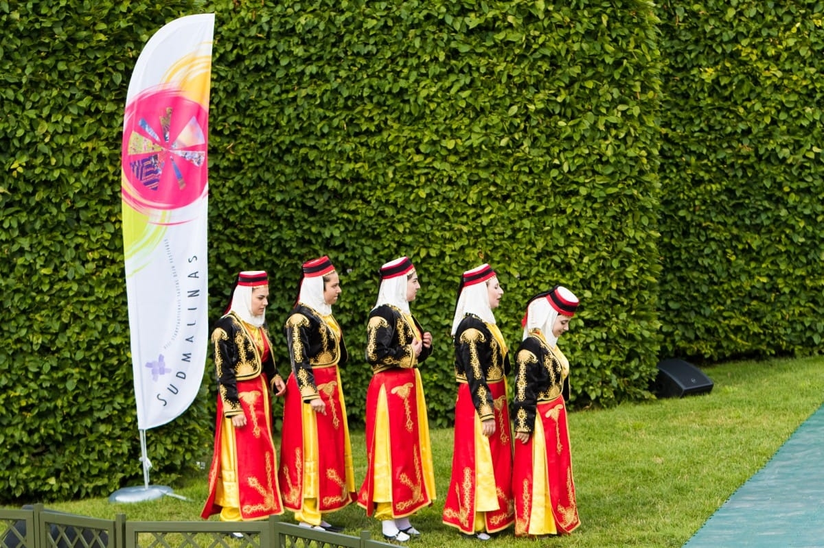 VIII Starptautiskā tautas deju festivāla "Sudmaliņas" koncerts "Deju soļi pasauli iegriež" Rundāles pils parkā