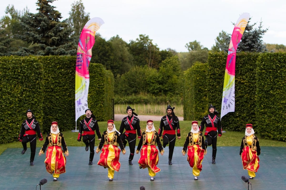 VIII Starptautiskā tautas deju festivāla "Sudmaliņas" koncerts "Deju soļi pasauli iegriež" Rundāles pils parkā