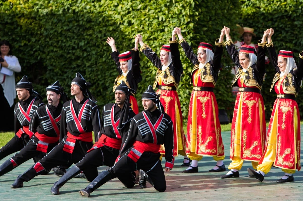 VIII Starptautiskā tautas deju festivāla "Sudmaliņas" koncerts "Deju soļi pasauli iegriež" Rundāles pils parkā