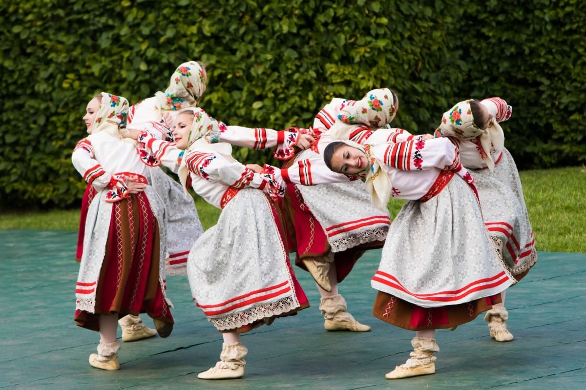 VIII Starptautiskā tautas deju festivāla "Sudmaliņas" koncerts "Deju soļi pasauli iegriež" Rundāles pils parkā