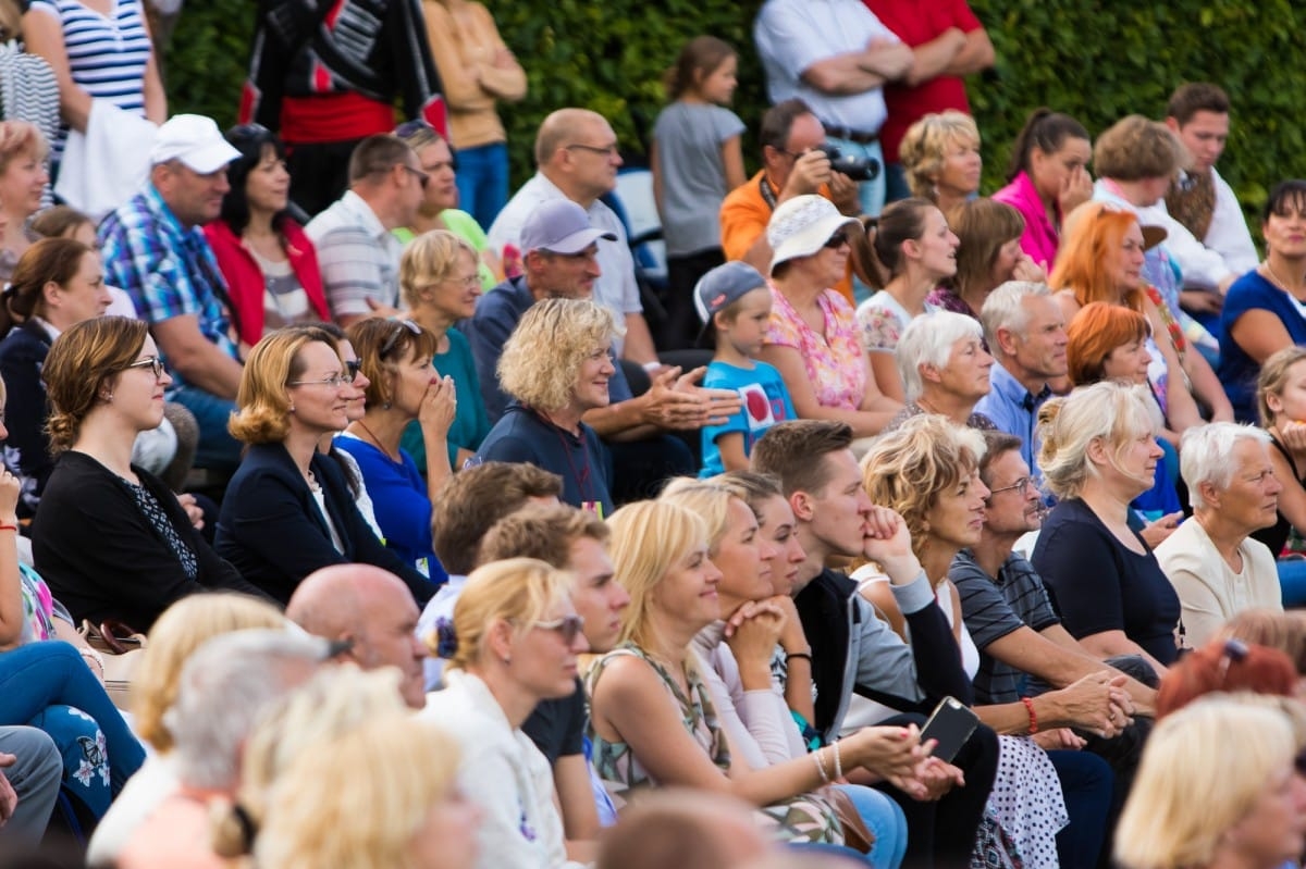 VIII Starptautiskā tautas deju festivāla "Sudmaliņas" koncerts "Deju soļi pasauli iegriež" Rundāles pils parkā