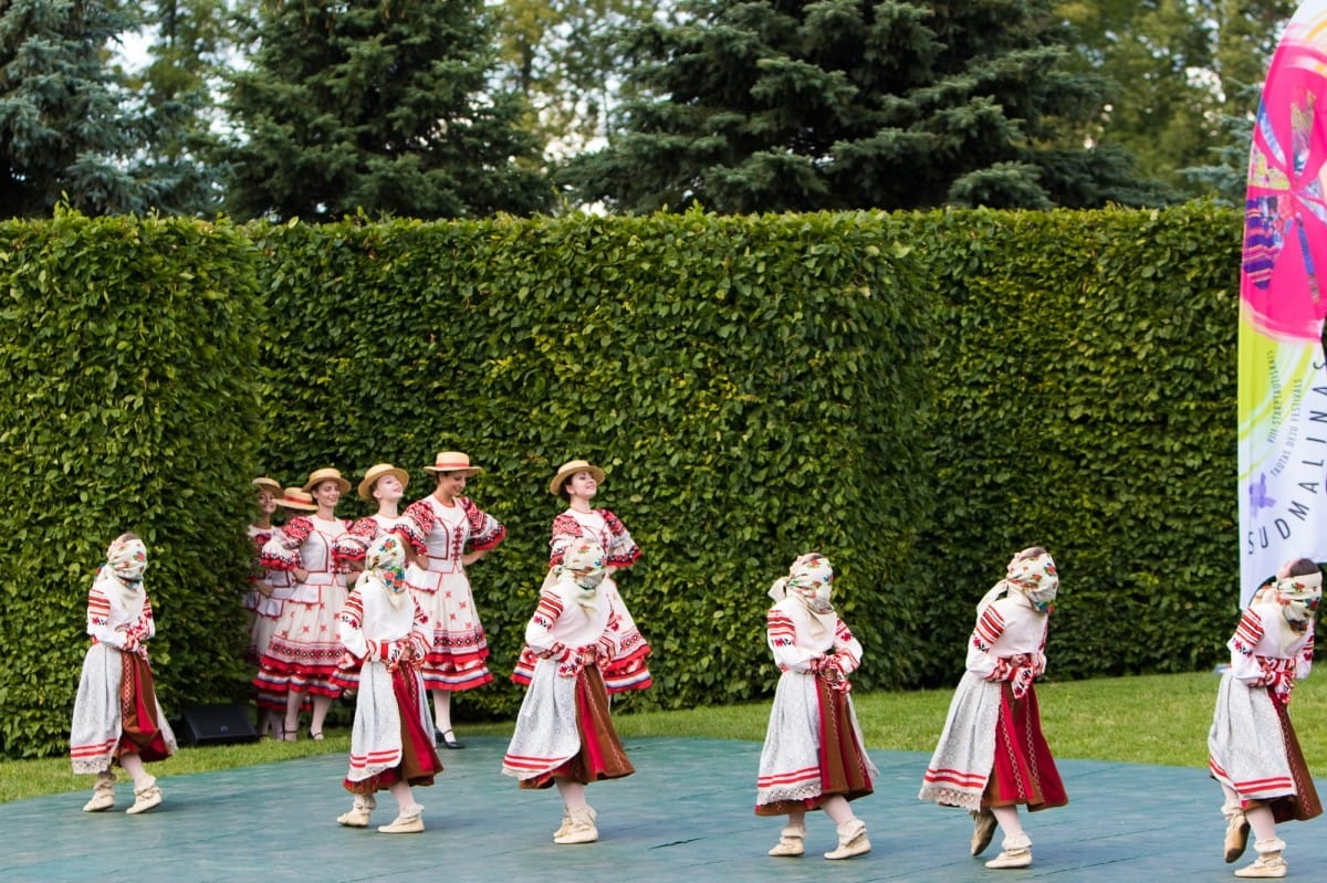 VIII Starptautiskā tautas deju festivāla "Sudmaliņas" koncerts "Deju soļi pasauli iegriež" Rundāles pils parkā