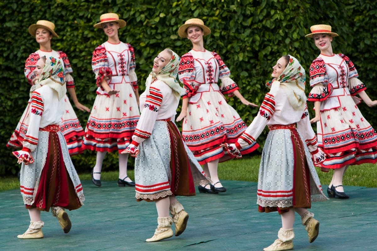 VIII Starptautiskā tautas deju festivāla "Sudmaliņas" koncerts "Deju soļi pasauli iegriež" Rundāles pils parkā