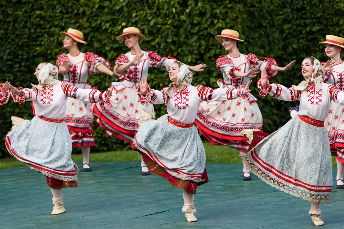 VIII Starptautiskā tautas deju festivāla "Sudmaliņas" koncerts "Deju soļi pasauli iegriež" Rundāles pils parkā