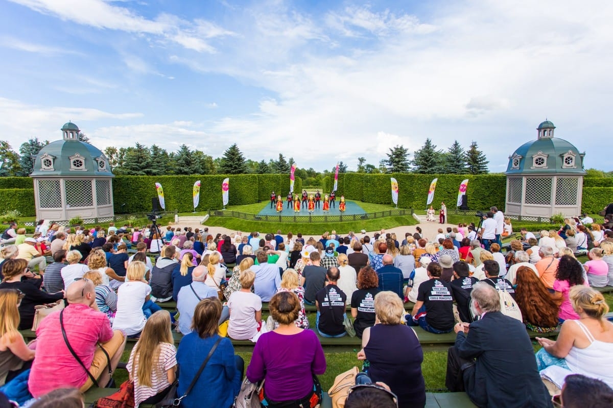 VIII Starptautiskā tautas deju festivāla "Sudmaliņas" koncerts "Deju soļi pasauli iegriež" Rundāles pils parkā