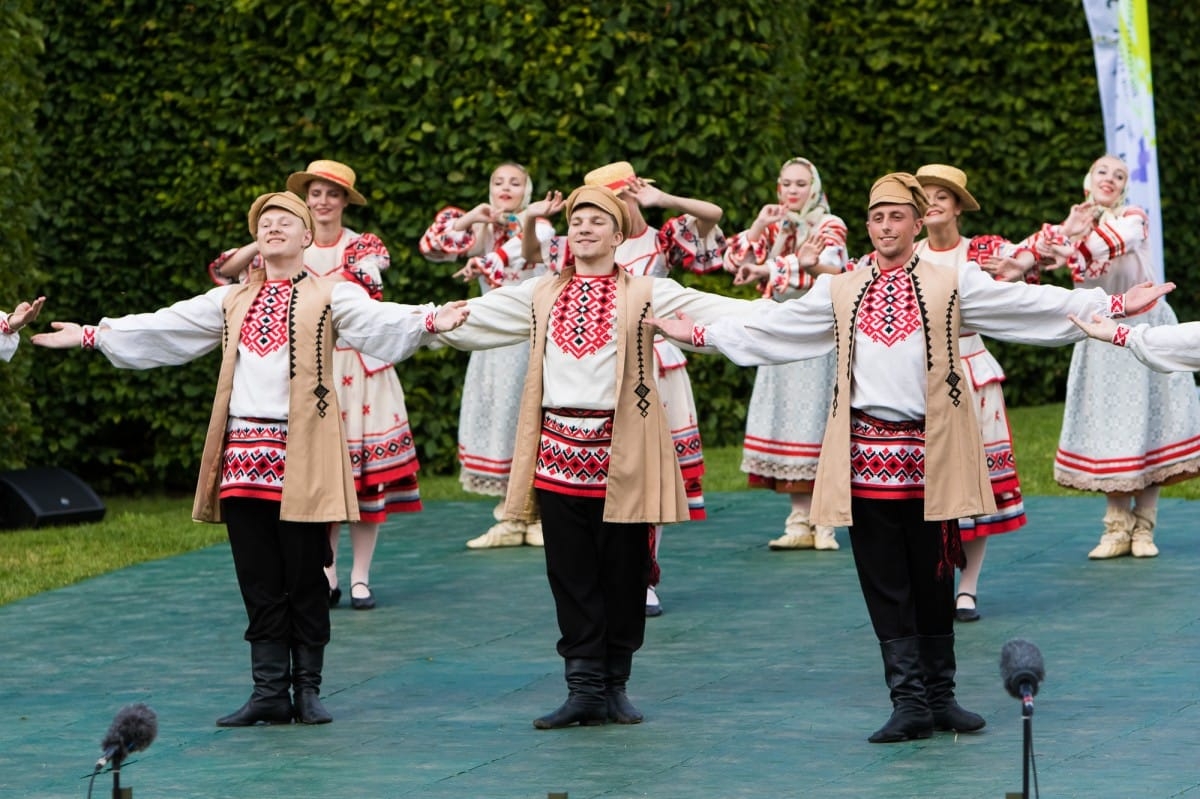 VIII Starptautiskā tautas deju festivāla "Sudmaliņas" koncerts "Deju soļi pasauli iegriež" Rundāles pils parkā