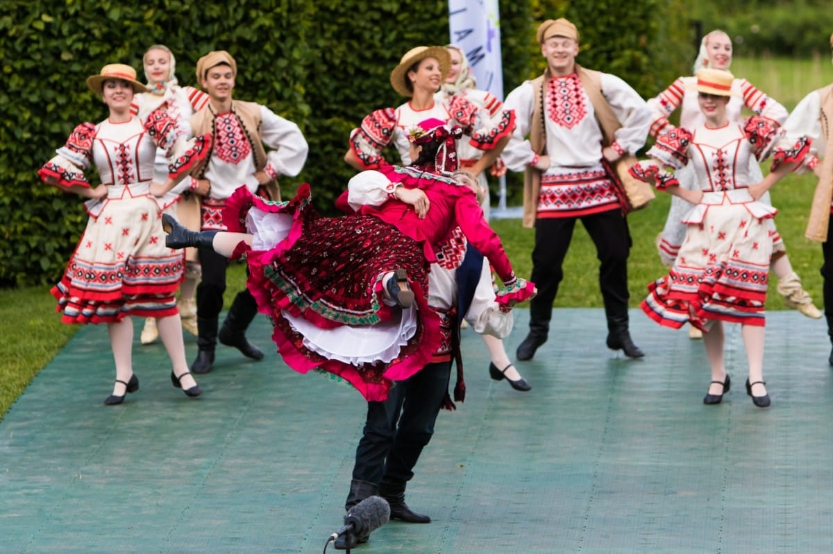 VIII Starptautiskā tautas deju festivāla "Sudmaliņas" koncerts "Deju soļi pasauli iegriež" Rundāles pils parkā