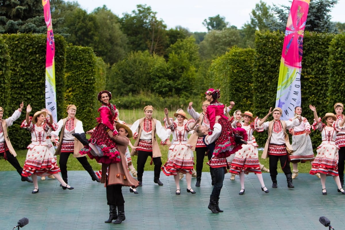 VIII Starptautiskā tautas deju festivāla "Sudmaliņas" koncerts "Deju soļi pasauli iegriež" Rundāles pils parkā