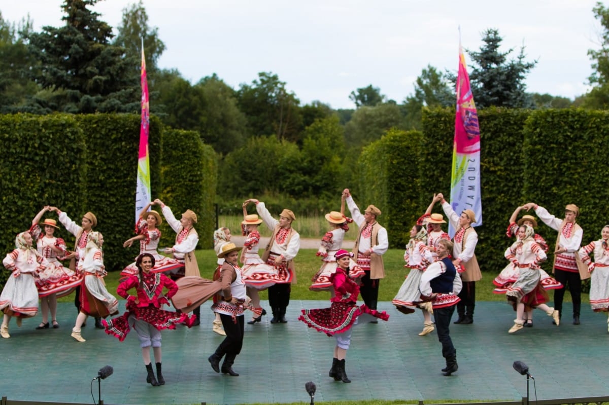 VIII Starptautiskā tautas deju festivāla "Sudmaliņas" koncerts "Deju soļi pasauli iegriež" Rundāles pils parkā