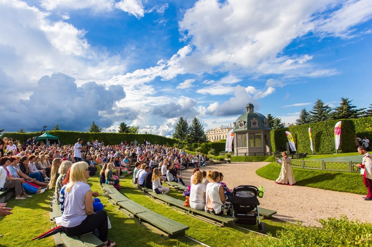 VIII Starptautiskā tautas deju festivāla "Sudmaliņas" koncerts "Deju soļi pasauli iegriež" Rundāles pils parkā