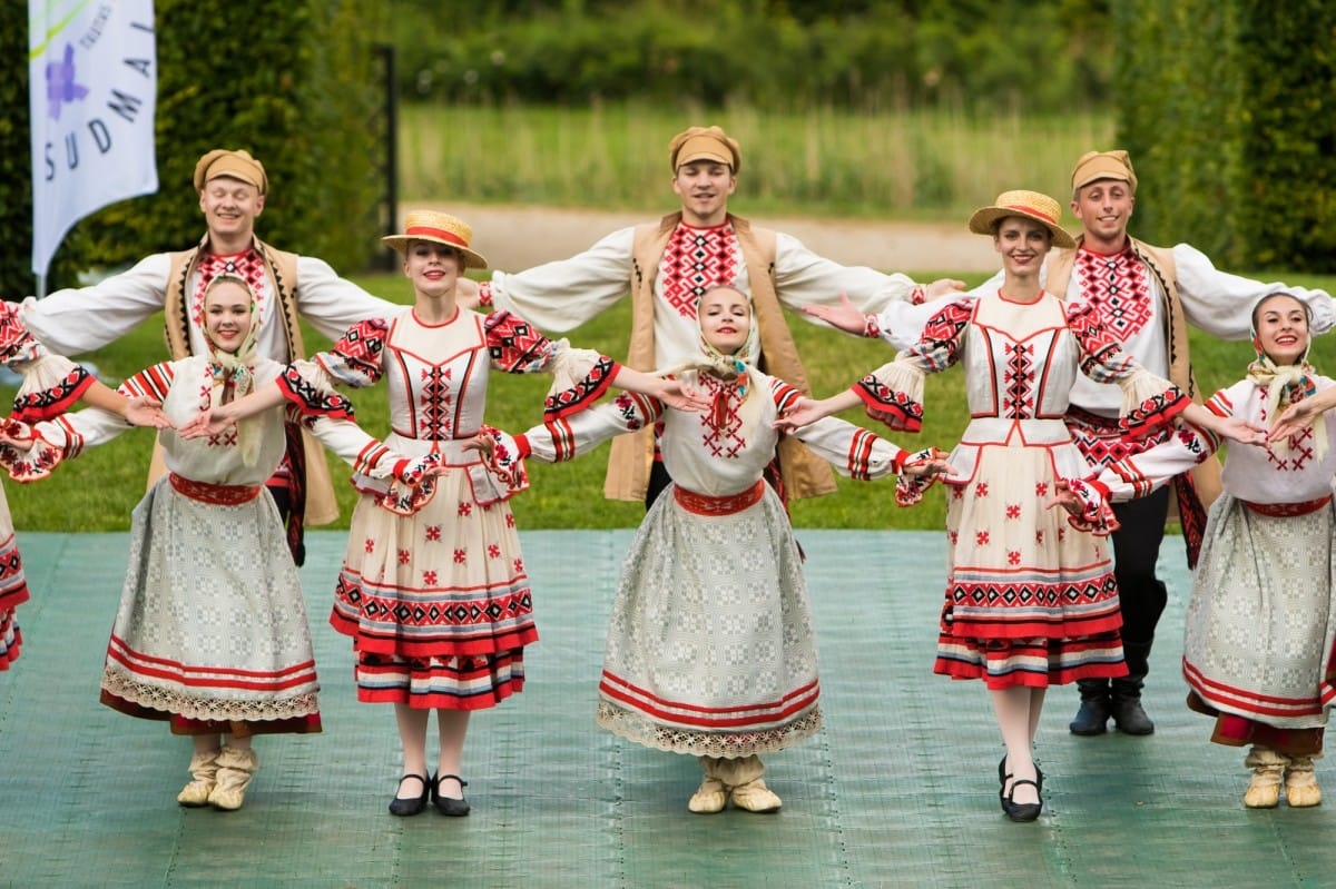 VIII Starptautiskā tautas deju festivāla "Sudmaliņas" koncerts "Deju soļi pasauli iegriež" Rundāles pils parkā