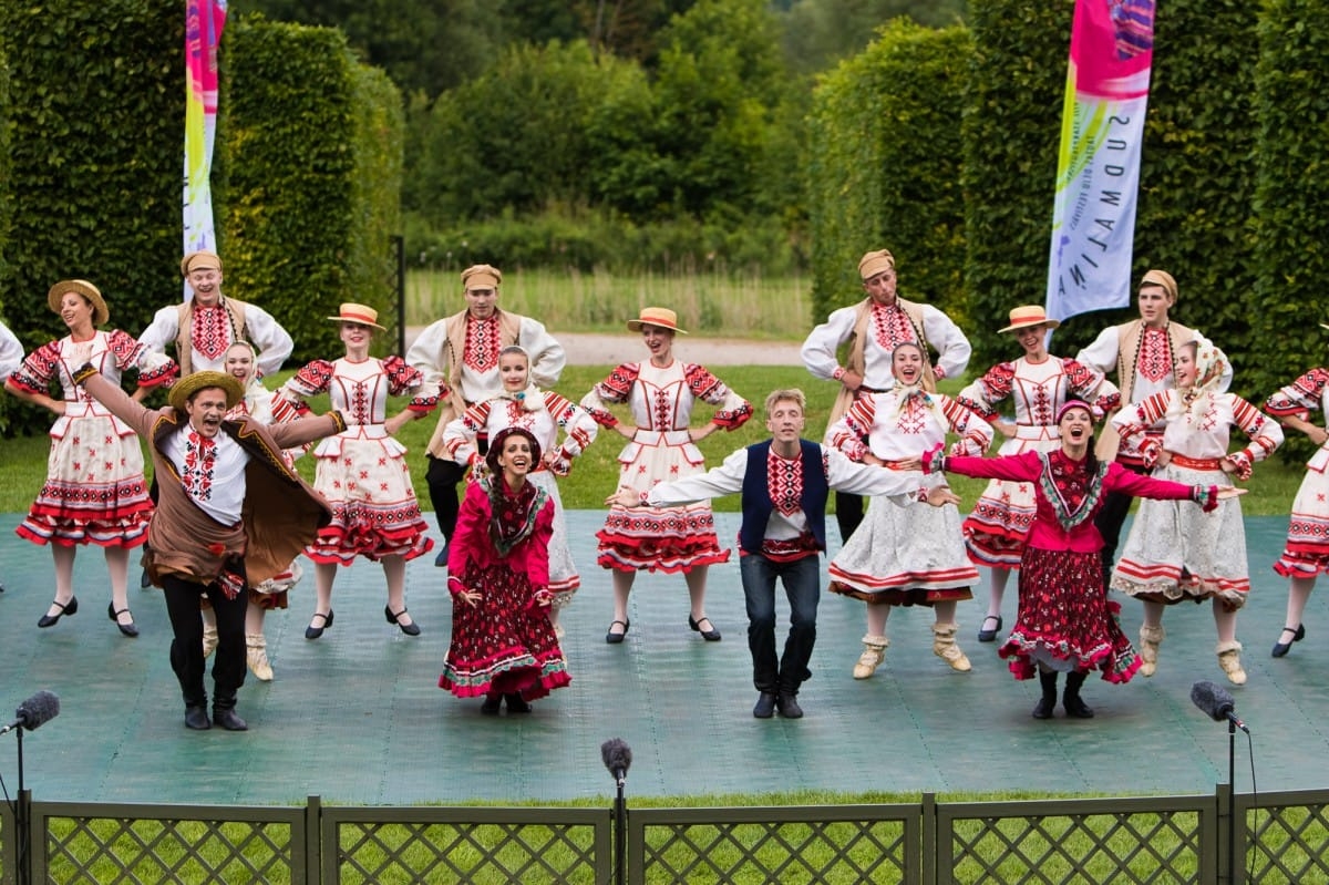 VIII Starptautiskā tautas deju festivāla "Sudmaliņas" koncerts "Deju soļi pasauli iegriež" Rundāles pils parkā
