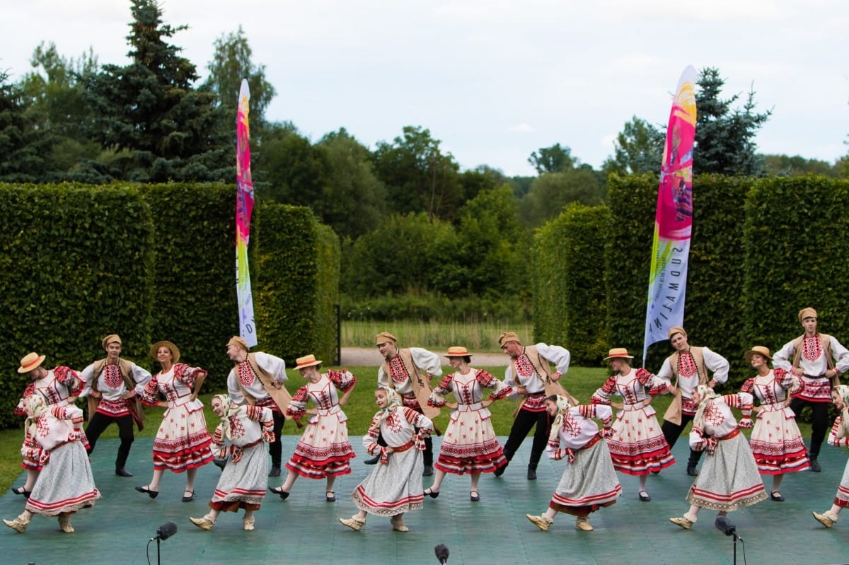 VIII Starptautiskā tautas deju festivāla "Sudmaliņas" koncerts "Deju soļi pasauli iegriež" Rundāles pils parkā