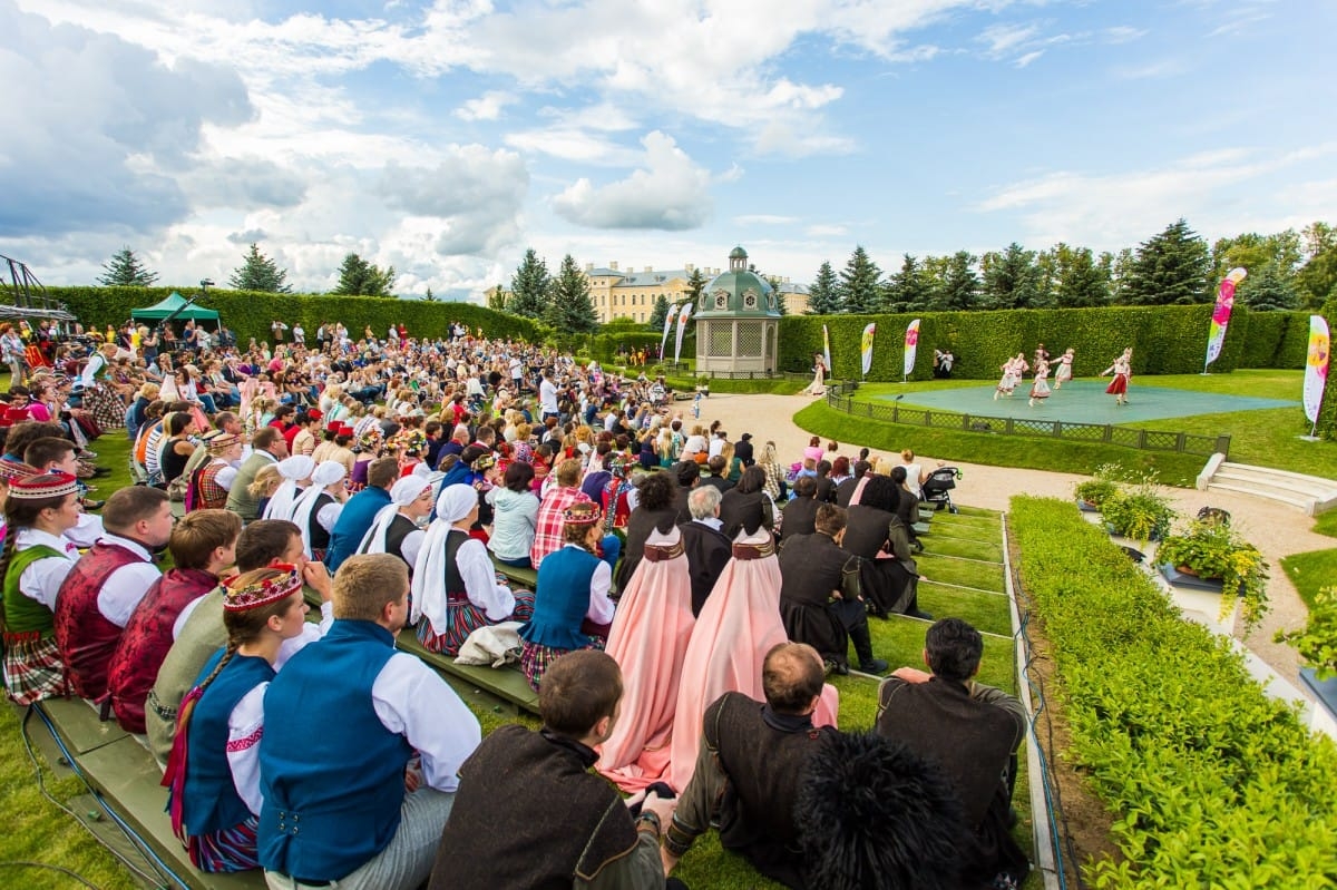 VIII Starptautiskā tautas deju festivāla "Sudmaliņas" koncerts "Deju soļi pasauli iegriež" Rundāles pils parkā