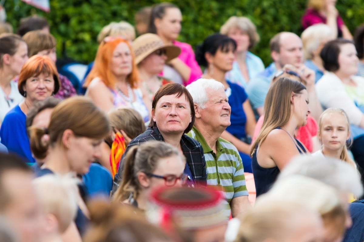 VIII Starptautiskā tautas deju festivāla "Sudmaliņas" koncerts "Deju soļi pasauli iegriež" Rundāles pils parkā