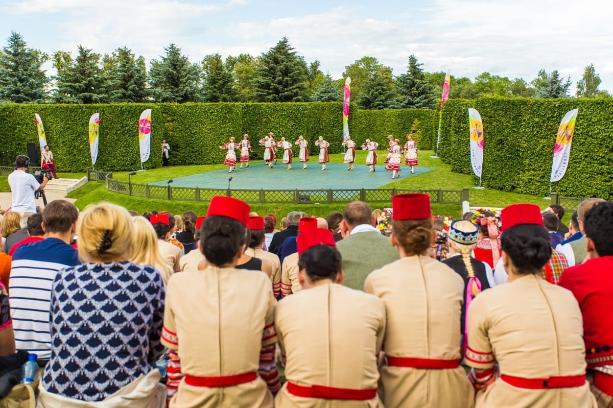 VIII Starptautiskā tautas deju festivāla "Sudmaliņas" koncerts "Deju soļi pasauli iegriež" Rundāles pils parkā