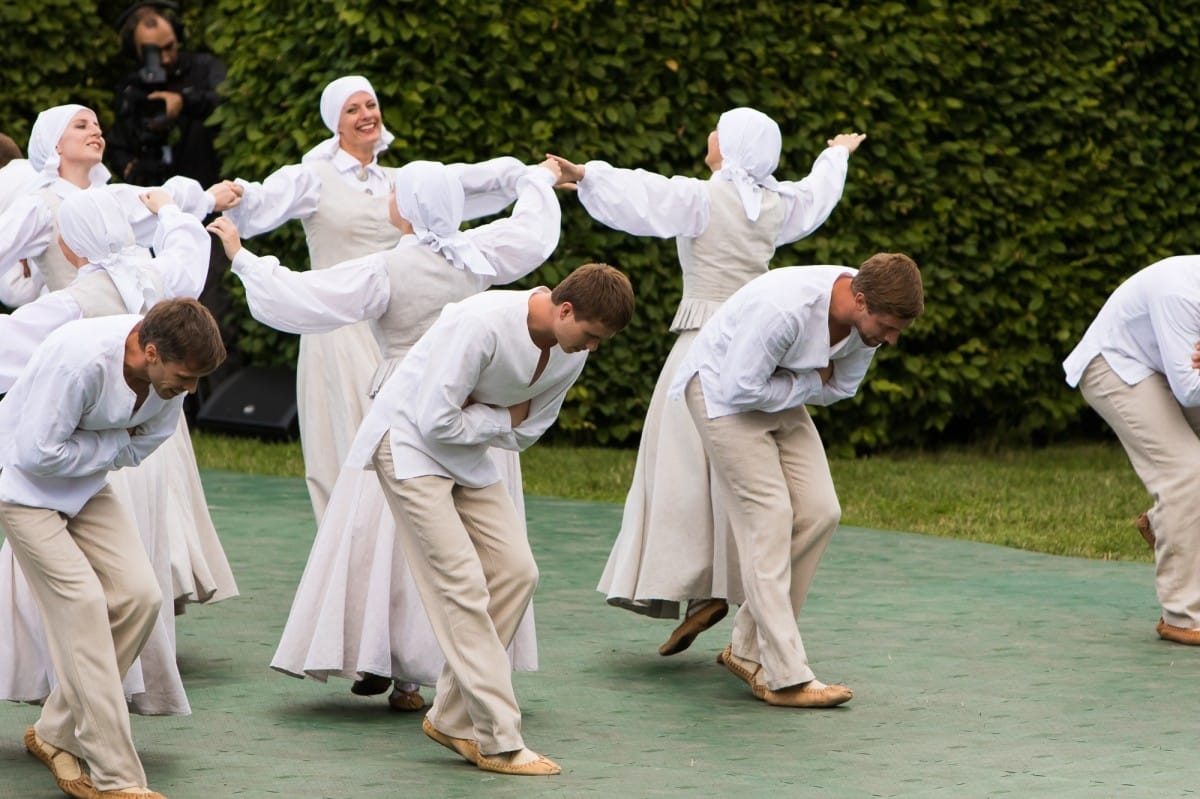 VIII Starptautiskā tautas deju festivāla "Sudmaliņas" koncerts "Deju soļi pasauli iegriež" Rundāles pils parkā