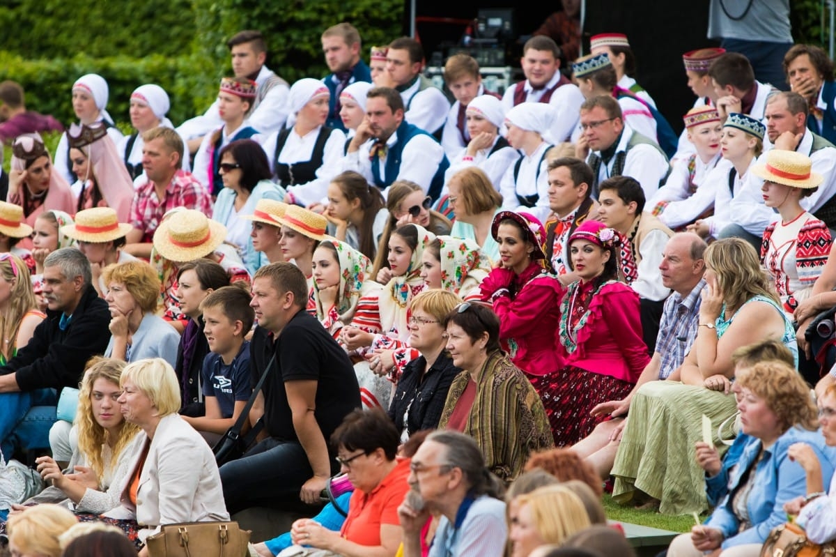 VIII Starptautiskā tautas deju festivāla "Sudmaliņas" koncerts "Deju soļi pasauli iegriež" Rundāles pils parkā