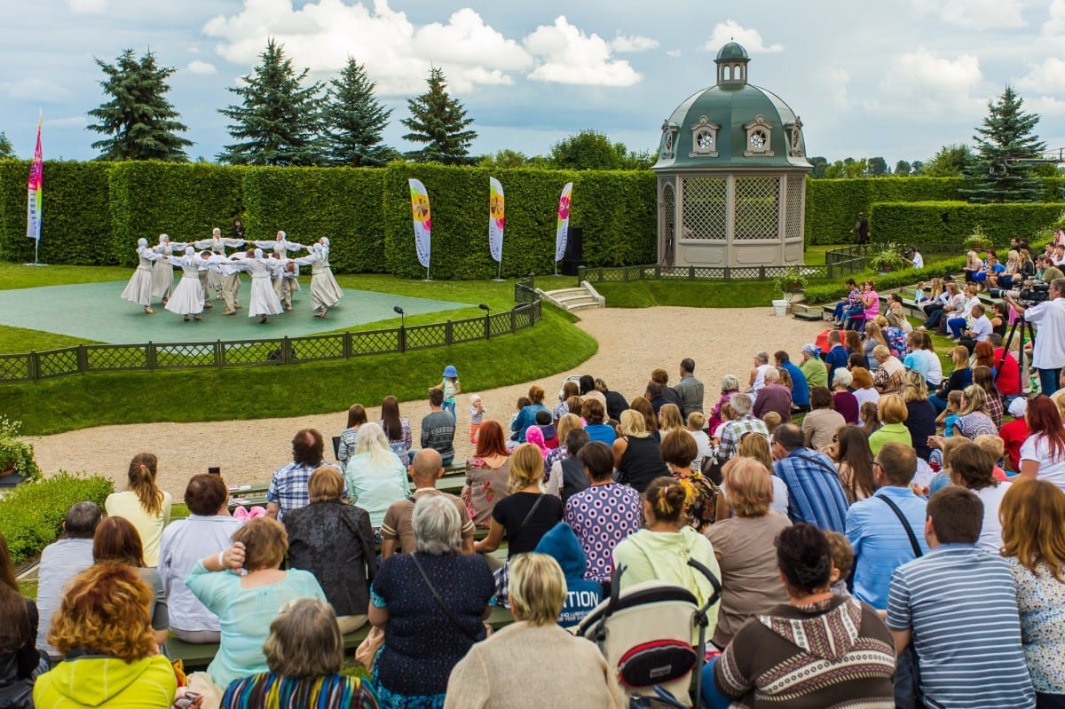 VIII Starptautiskā tautas deju festivāla "Sudmaliņas" koncerts "Deju soļi pasauli iegriež" Rundāles pils parkā